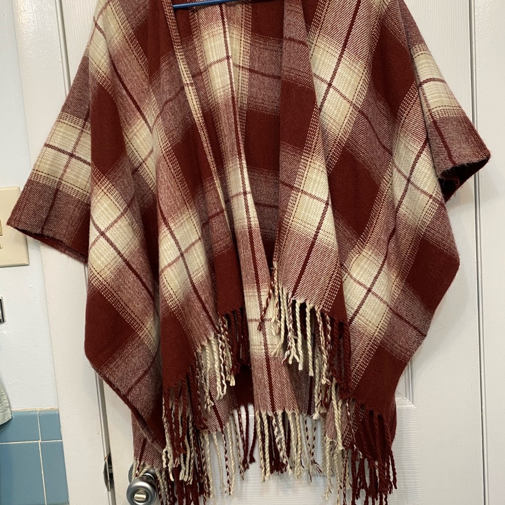 Maroon fringed shall